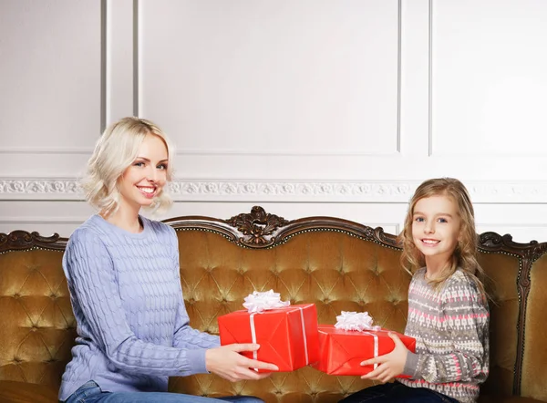 어머니와 딸이 집에서 크리스마스를 축 하 — 스톡 사진