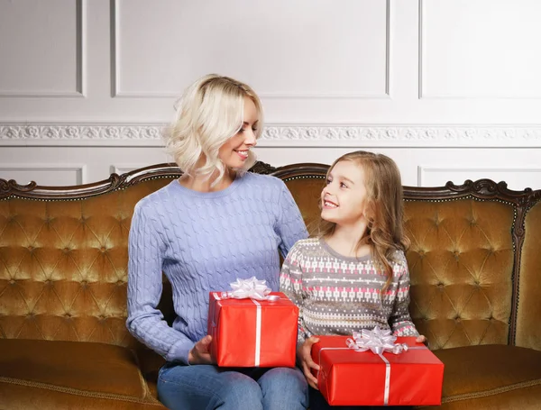 Mother and daughter celebrating Christmas at home — Stock Photo, Image