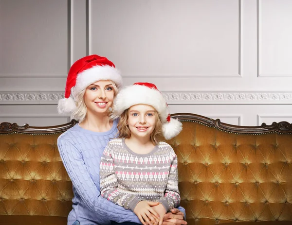 Мать и дочь празднуют Рождество дома — стоковое фото