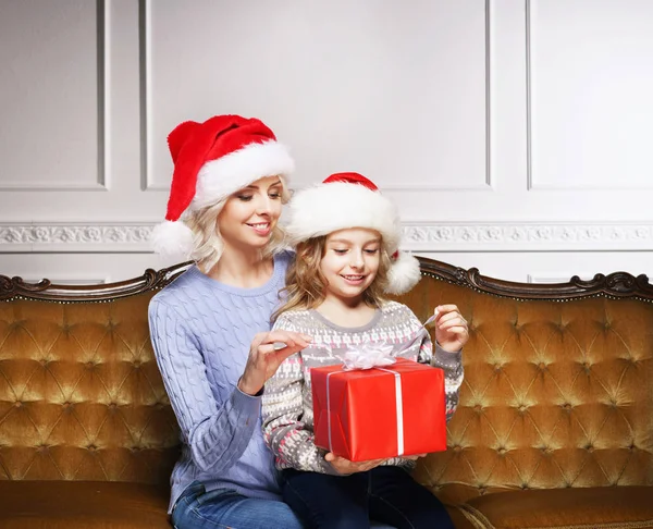 Mother and daughter celebrating Christmas at home — Stock Photo, Image