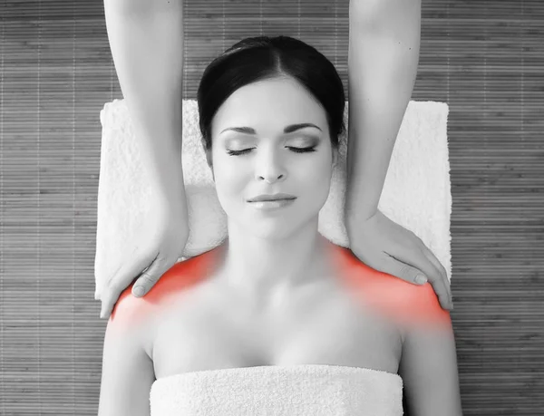 Jonge vrouw voor massage therapie procedure — Stockfoto