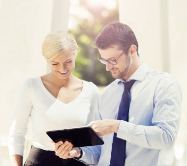 iş adamı ve iş kadını bakarak tablet pc