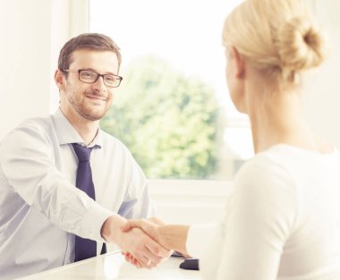 Modern ofisinde çalışan genç insanlar