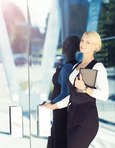 Jeune femme d'affaires avec tablette — Photo