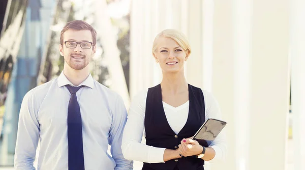 Homme d'affaires et femme d'affaires marchant dans la rue — Photo