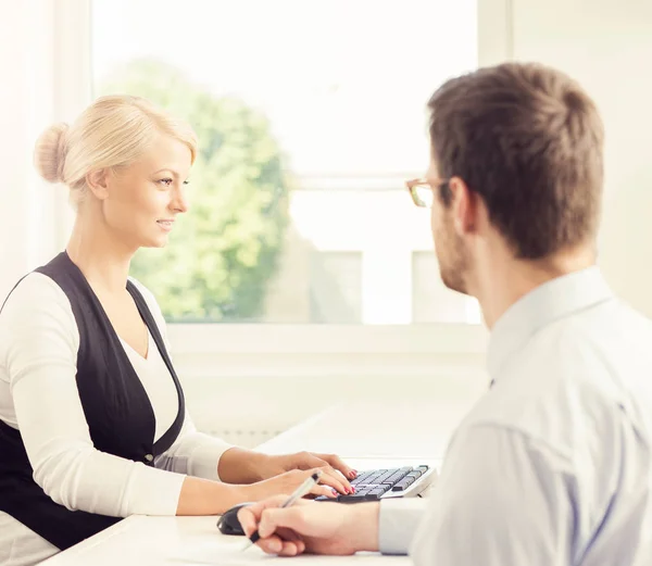 Jonge mensen die werken in moderne kantoor — Stockfoto