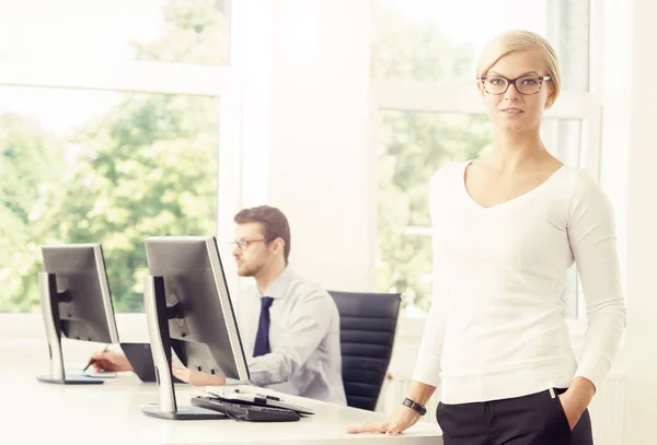 Jeunes travaillant dans un bureau moderne — Photo