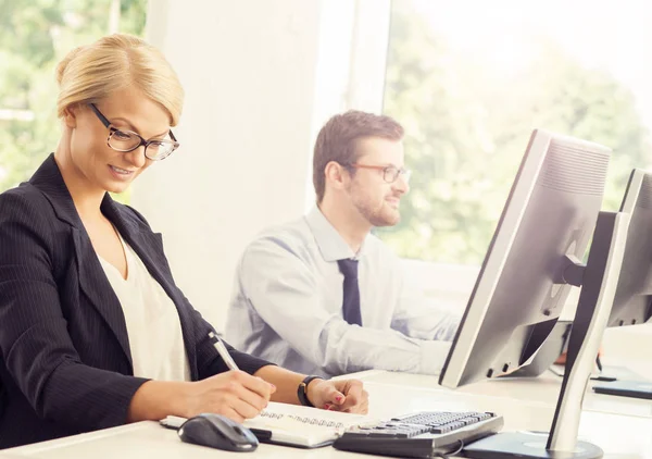 Jeunes travaillant dans un bureau moderne — Photo