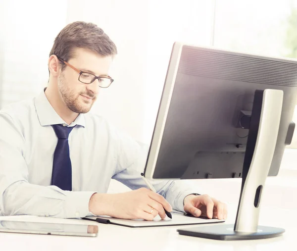 Empresario en el trabajo en oficina — Foto de Stock