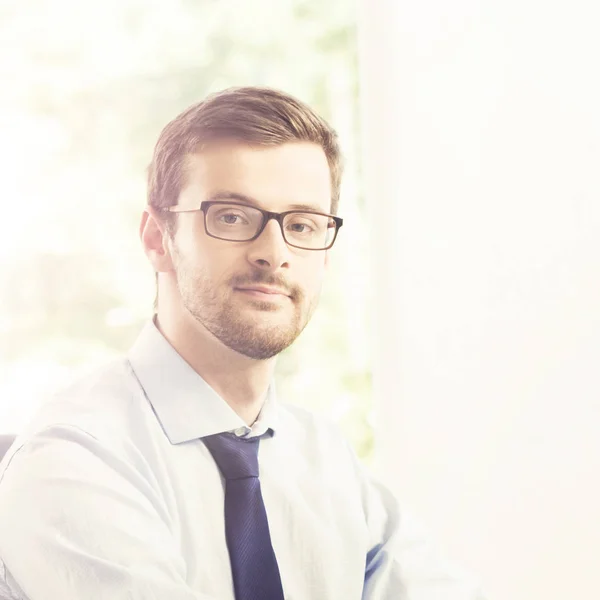 Empresario en el trabajo en oficina — Foto de Stock