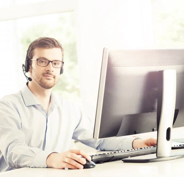 Operador de suporte ao cliente no trabalho — Fotografia de Stock