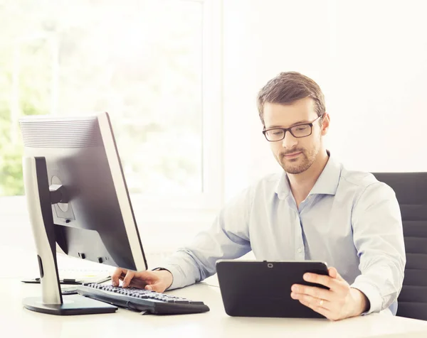 Geschäftsmann bei der Arbeit im Büro — Stockfoto