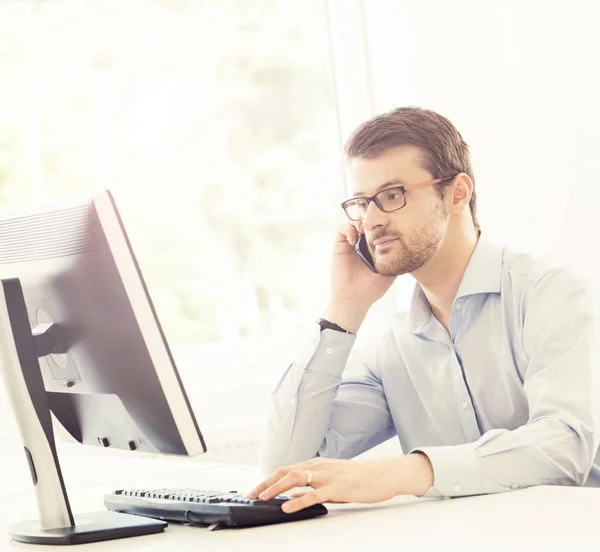 Geschäftsmann bei der Arbeit im Büro — Stockfoto