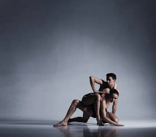 Ballet dancers in art performance — Stock Photo, Image