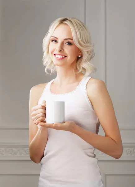 Woman holding coffee cup — Stock Photo, Image