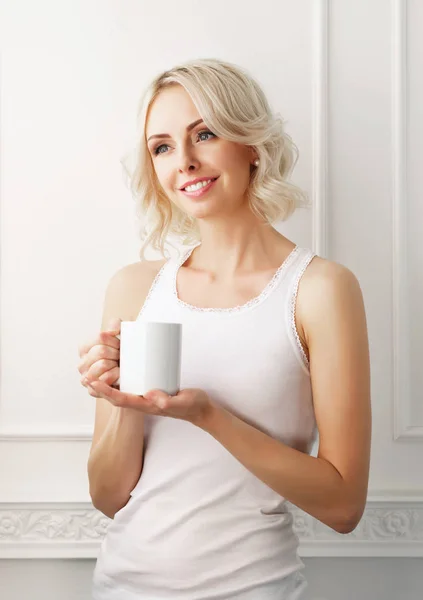 Vrouw met koffiebeker — Stockfoto