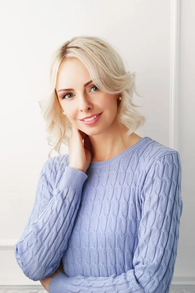 Attraktive blonde Frau in lässiger Kleidung — Stockfoto