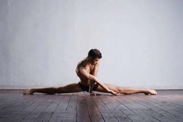 Guapo bailarín de ballet sentado en split — Foto de Stock