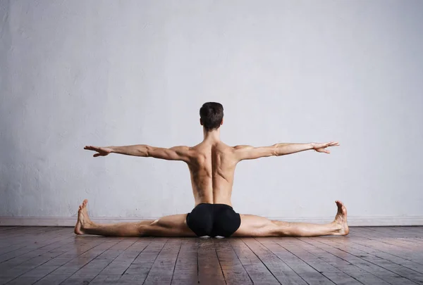 分割の上に座ってハンサムなバレエ ダンサー — ストック写真