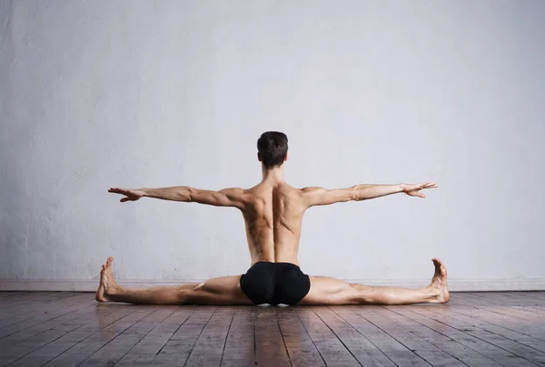 Bonito bailarino ballet sentado na divisão — Fotografia de Stock