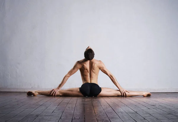 Bonito bailarino ballet sentado na divisão — Fotografia de Stock