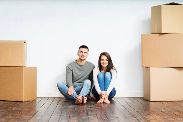 Gelukkig paar verhuizen naar nieuw huis — Stockfoto