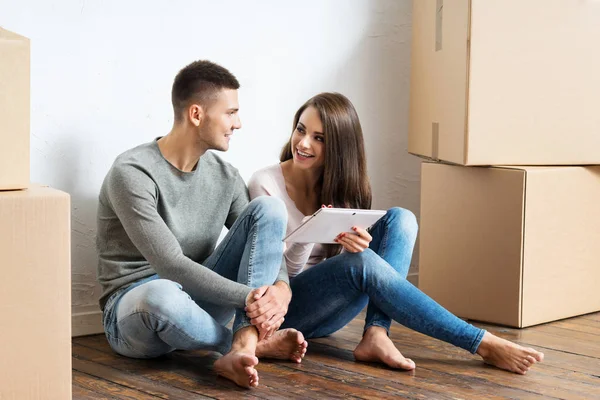 Feliz pareja mudándose a nuevo hogar — Foto de Stock