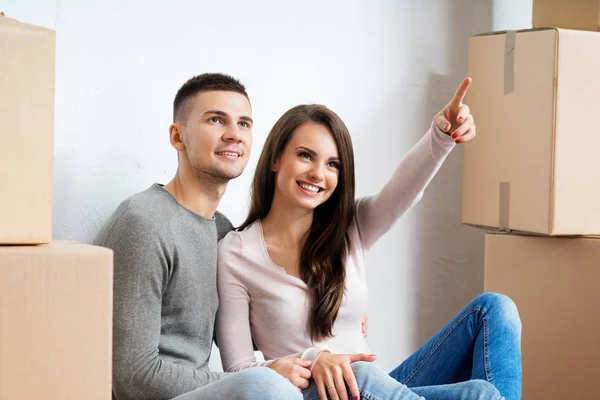 Couple heureux déménageant dans une nouvelle maison — Photo