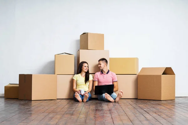 Gelukkig paar verhuizen naar nieuw huis — Stockfoto