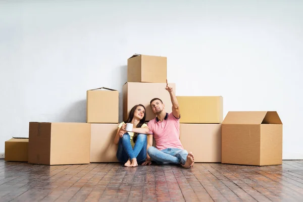 Glückliches Paar zieht in neues Zuhause — Stockfoto