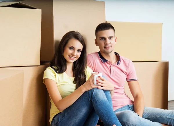 Lyckligt par flyttar till nytt hem — Stockfoto