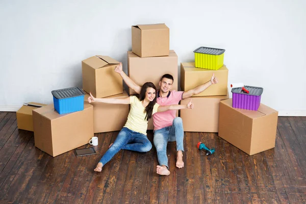 Gelukkig paar verhuizen naar nieuw huis — Stockfoto