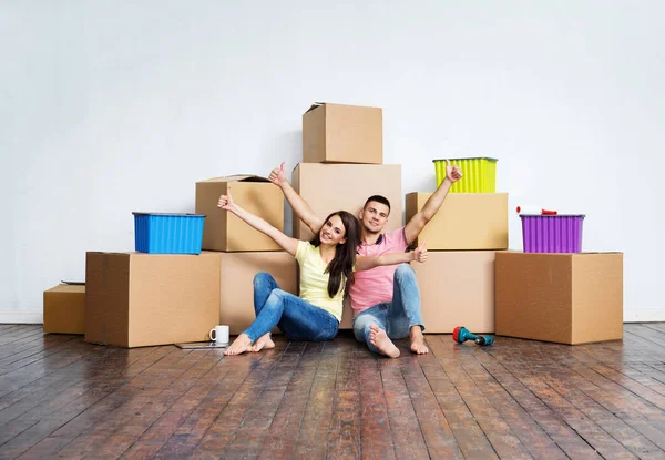 Glückliches Paar zieht in neues Zuhause — Stockfoto