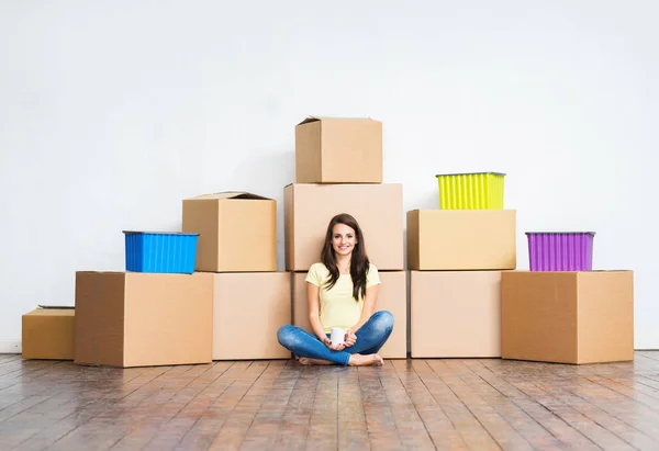 Junge Frau zieht in neues Zuhause — Stockfoto