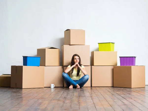 Junge Frau zieht in neues Zuhause — Stockfoto