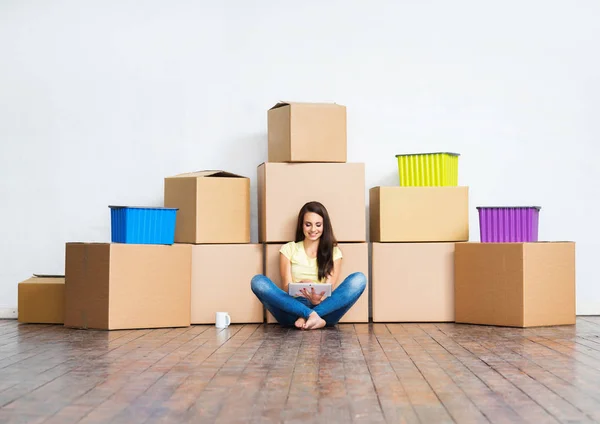 Young woman moving into new home — Stock Photo, Image