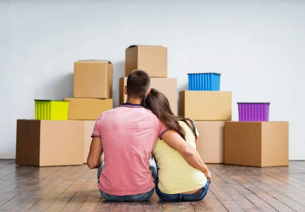 Gelukkig paar verhuizen naar nieuw huis — Stockfoto