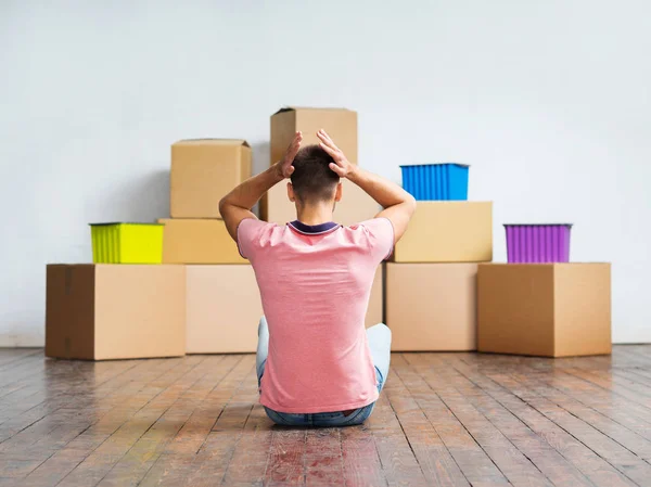 Young man moving into new home — Stock Photo, Image