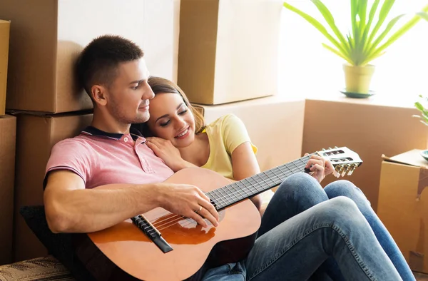 Casal feliz movendo-se para nova casa — Fotografia de Stock