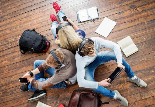 Estudiantes adolescentes estudiando en el piso —  Fotos de Stock