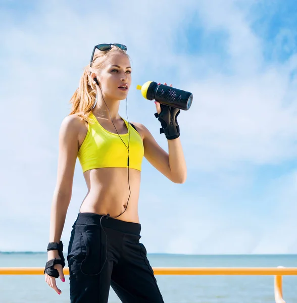Young and fit woman rollerblading on skates — Stock Photo, Image