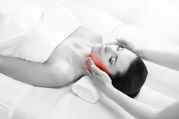 Młoda kobieta na masaż terapii procedury — Zdjęcie stockowe