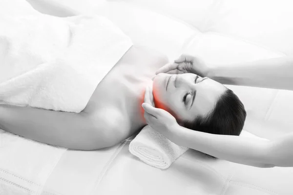 Mladá žena na masážní terapie postupu Royalty Free Stock Fotografie