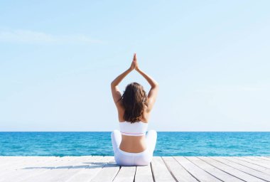 Ahşap iskele üzerinde meditasyon kadın