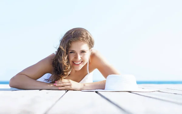 Mujer en vestido blanco en muelle de madera — Foto de Stock