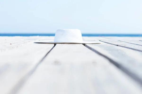 Cappello bianco sul molo di legno — Foto Stock