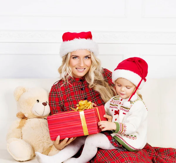 Mother and daughter celebrating Christmas — Stock Photo, Image