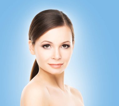 hafif makyaj olan genç kadın