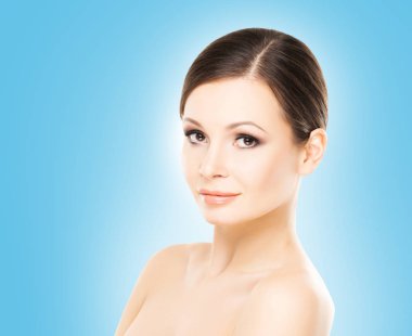 hafif makyaj olan genç kadın