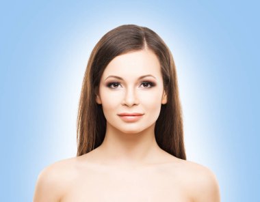 Genç ve güzel esmer kadın